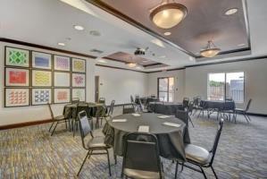 Holiday Inn Express Hotel & Suites