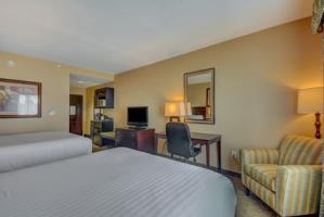 Holiday Inn Express Hotel & Suites