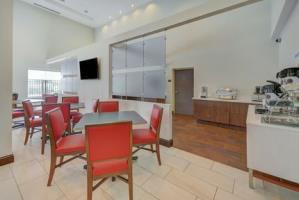 Holiday Inn Express Hotel & Suites