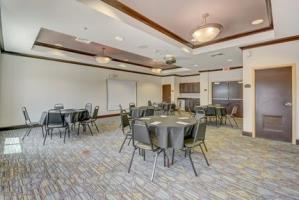 Holiday Inn Express Hotel & Suites