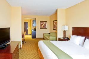 Holiday Inn Express Hotel & Suites