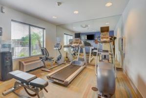 Holiday Inn Express Hotel & Suites