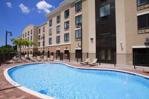 Holiday Inn Express Hotel & Suites