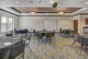 Holiday Inn Express Hotel & Suites