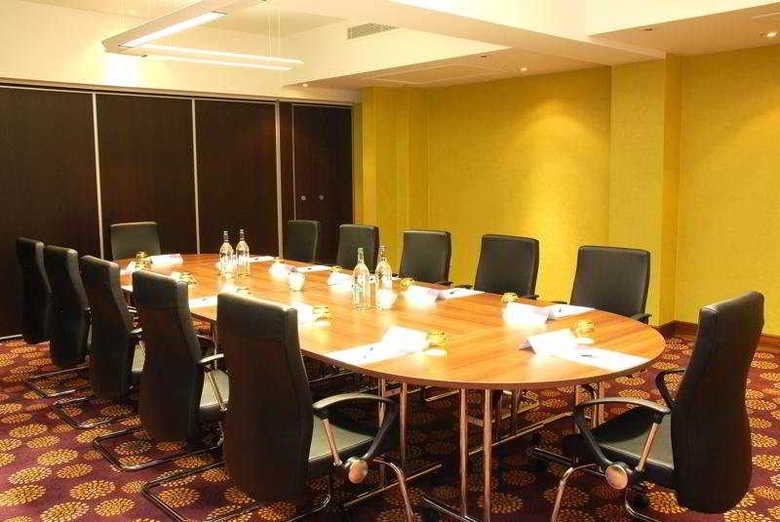Hotel Courtyard By Marriott Airport