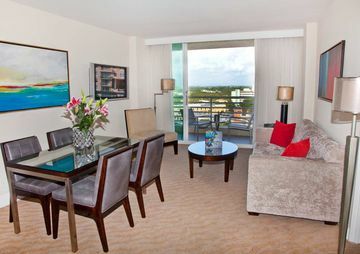 Hotel Doubletree Suites By Hilton - Gallery One