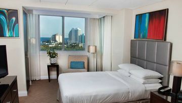 Hotel Doubletree Suites By Hilton - Gallery One