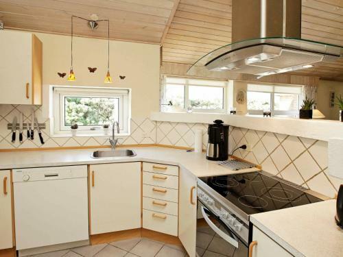 Three-bedroom Holiday Home In Bl�vand 93