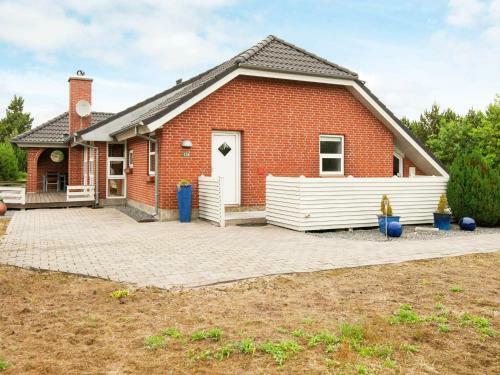 Three-bedroom Holiday Home In Bl�vand 93
