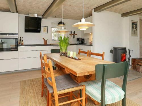 Three-bedroom Holiday Home In Bl�vand 13