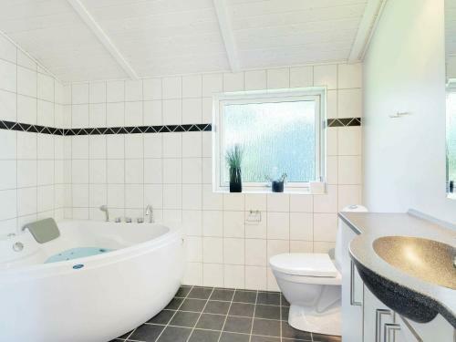 Three-bedroom Holiday Home In Bl�vand 46