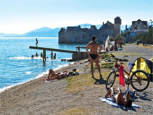 Three-bedroom Apartment In Kastel Gomilica