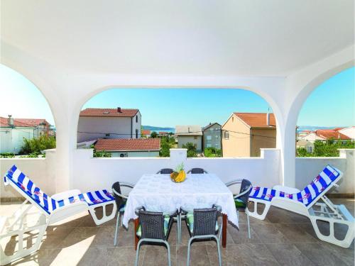 Three-bedroom Apartment In Kastel Gomilica