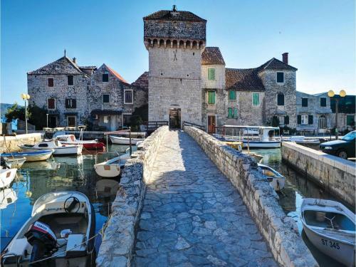 Three-bedroom Apartment With Sea View In Kastel Gomilica