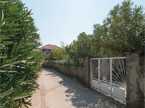 Three-bedroom Apartment With Sea View In Kastel Gomilica