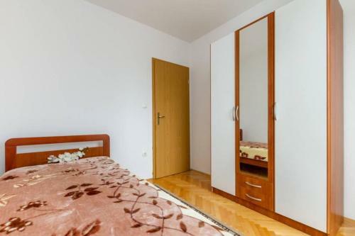 Apartments With A Parking Space Kastel Stari (kastela) - 11571