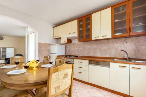 Apartments With A Parking Space Kastel Stari (kastela) - 11571