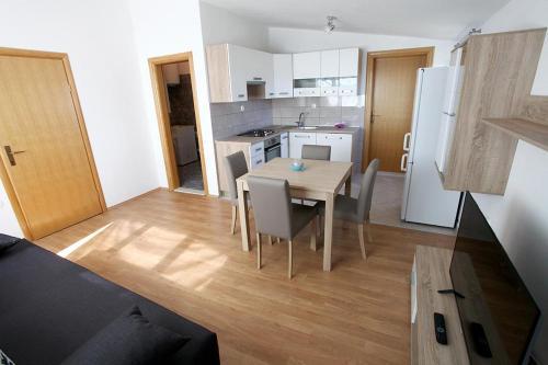 Apartments With A Parking Space Kastel Stari (kastela) - 11571