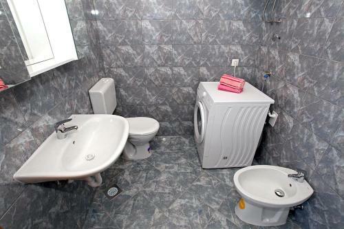 Apartments With A Parking Space Kastel Stari (kastela) - 11571