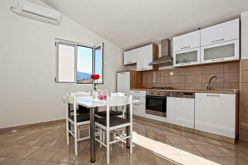 Apartments With A Parking Space Kastel Stari (kastela) - 11571