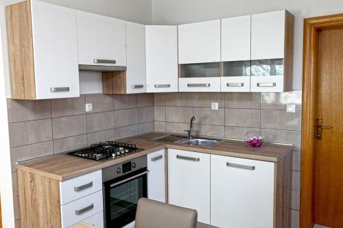 Apartments With A Parking Space Kastel Stari (kastela) - 11571