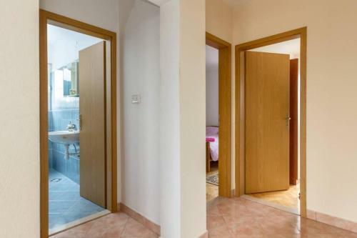 Apartments With A Parking Space Kastel Stari (kastela) - 11571