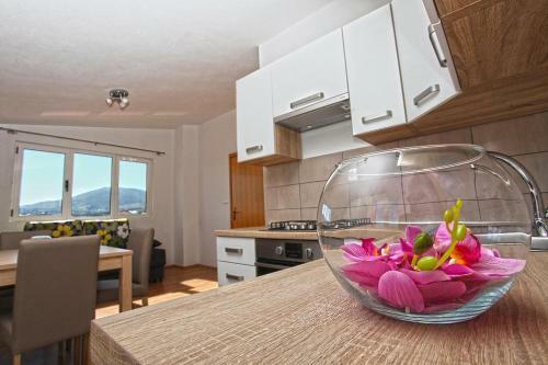 Apartments With A Parking Space Kastel Stari (kastela) - 11571