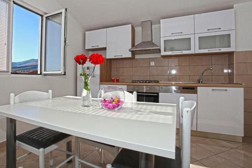 Apartments With A Parking Space Kastel Stari (kastela) - 11571