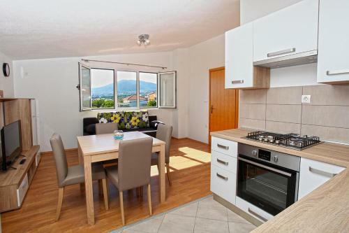Apartments With A Parking Space Kastel Stari (kastela) - 11571