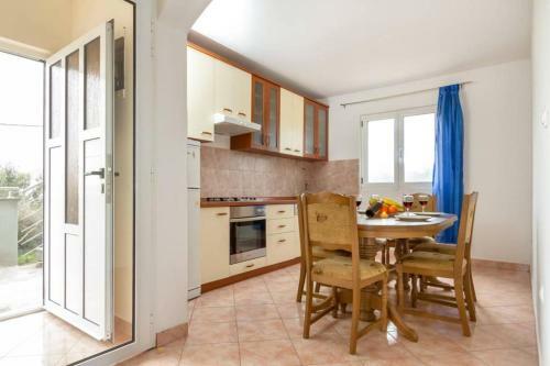 Apartments With A Parking Space Kastel Stari (kastela) - 11571