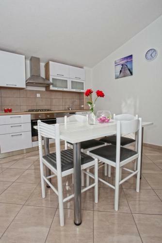 Apartments With A Parking Space Kastel Stari (kastela) - 11571