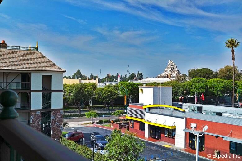 Hotel Camelot Inn And Suites
