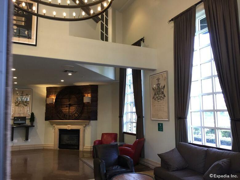 Hotel Camelot Inn And Suites