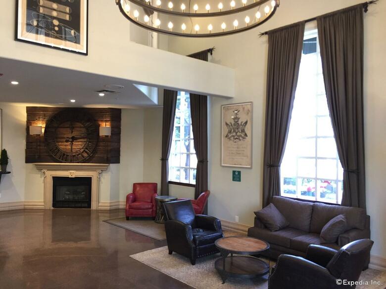 Hotel Camelot Inn And Suites