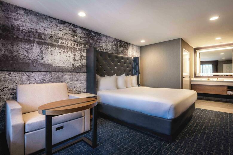 Hotel Camelot Inn And Suites