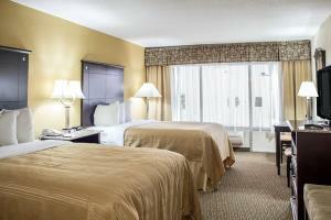 Hotel Quality Inn & Suites Airpark East