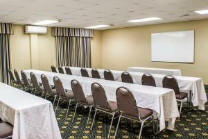 Hotel Quality Inn & Suites Airpark East