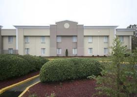 Hotel Quality Inn & Suites Airpark East
