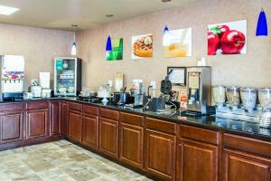 Hotel Quality Inn & Suites Airpark East