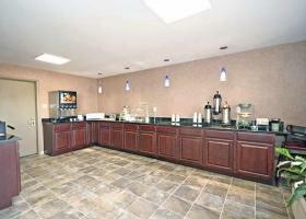 Hotel Quality Inn & Suites Airpark East