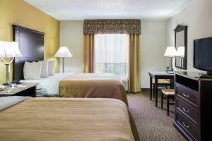 Hotel Quality Inn & Suites Airpark East