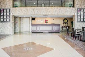 Hotel Quality Inn & Suites Airpark East