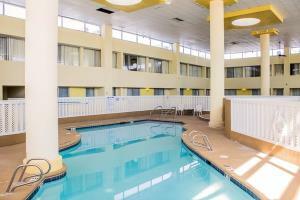Hotel Quality Inn & Suites Airpark East