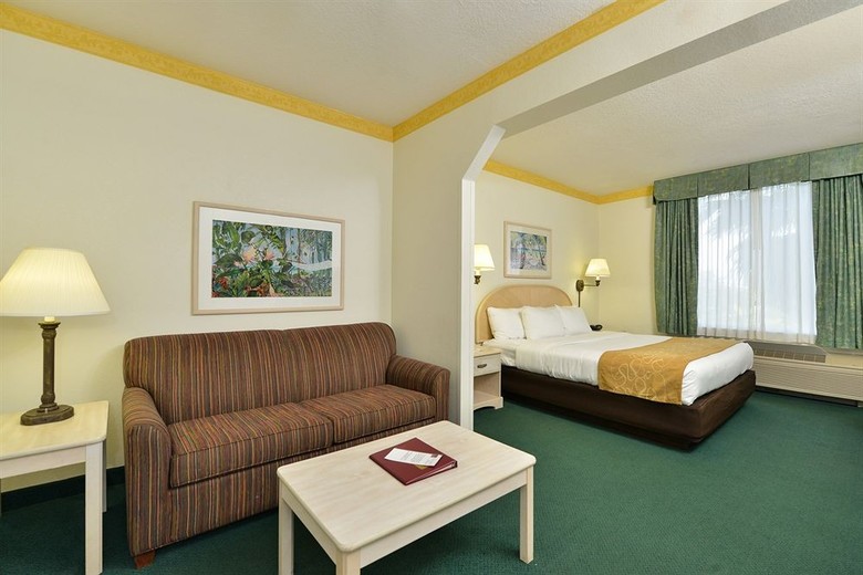 Hotel Comfort Suites Maingate East