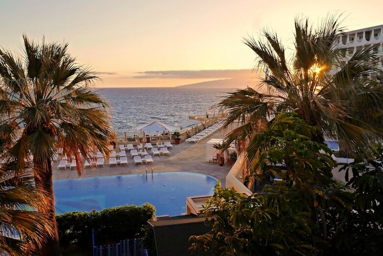 Pearly Grey Ocean Club Apartments & Suites