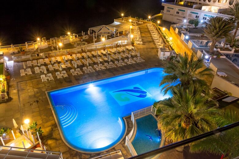 Pearly Grey Ocean Club Apartments & Suites