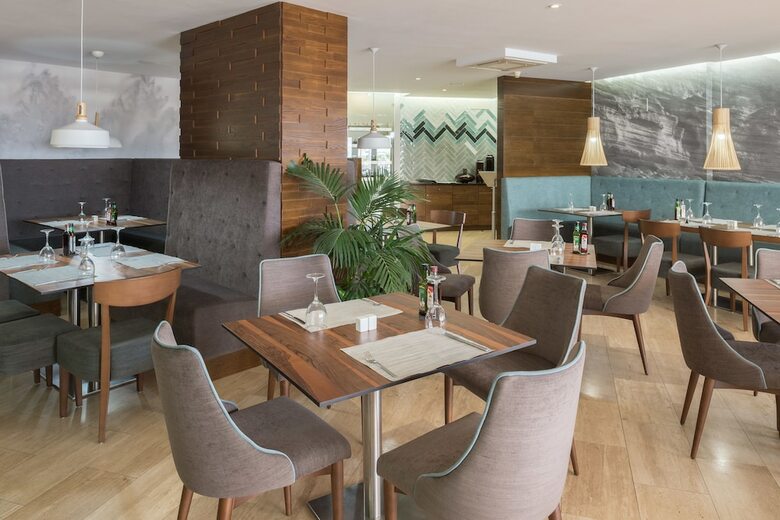 Pearly Grey Ocean Club Apartments & Suites