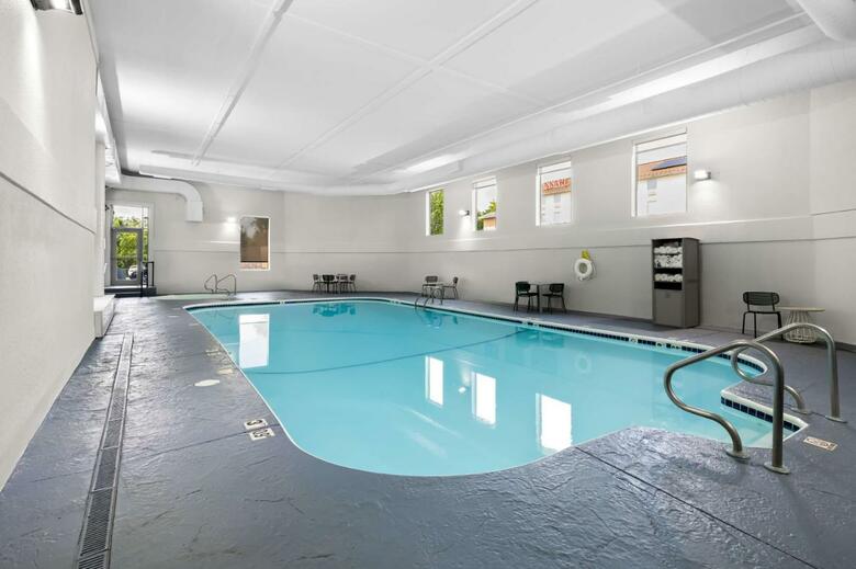 Barrington Hotel & Suites