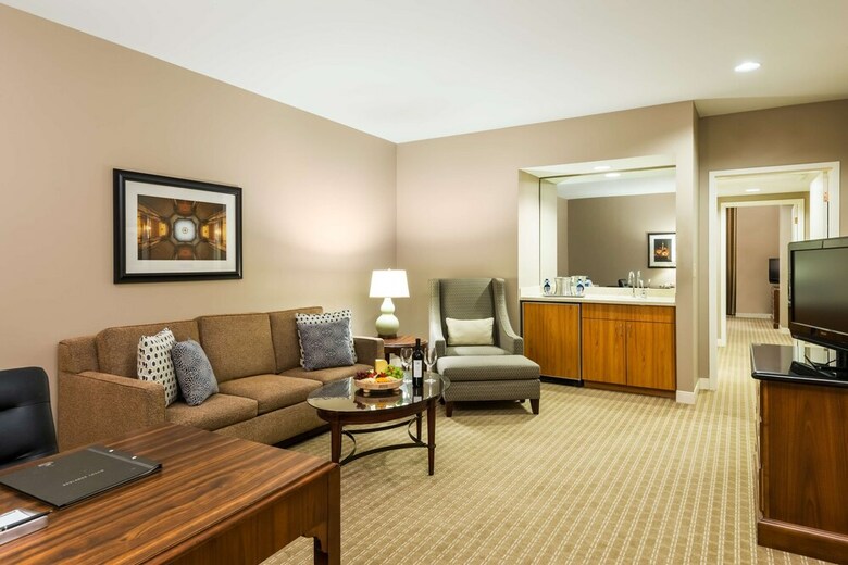 Hilton Indianapolis Hotel & Suites