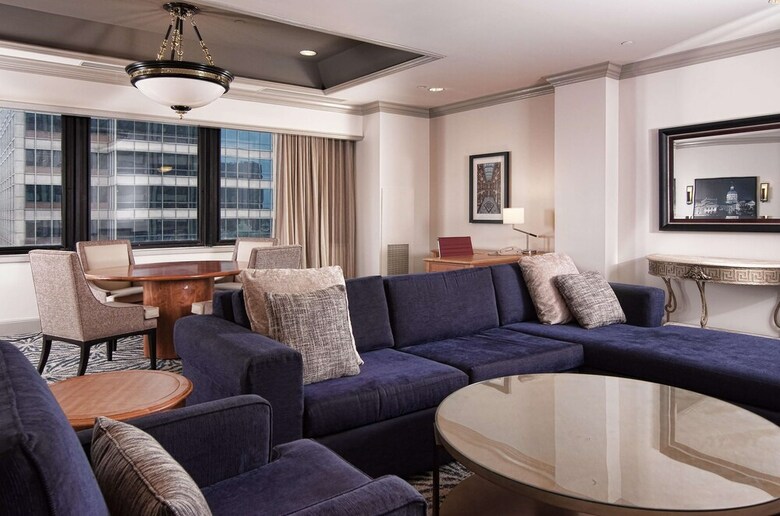 Hilton Indianapolis Hotel & Suites